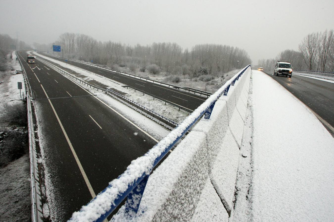 La autovía A6 a su paso por Ponferrada, afectada por el temporal de nieve.