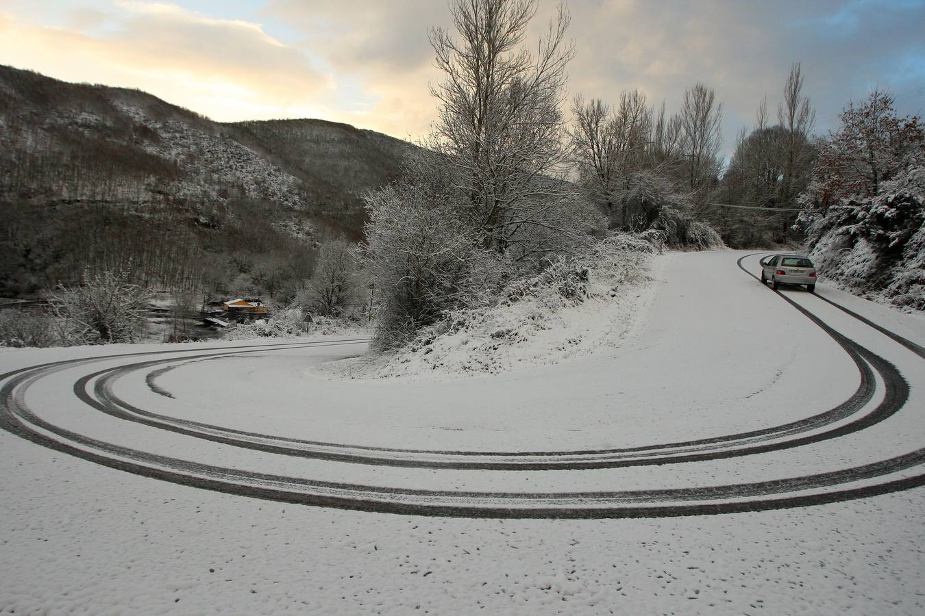 La carretera de acceso a San Fiz do Seo (León), afectada por el temporal de nieve.