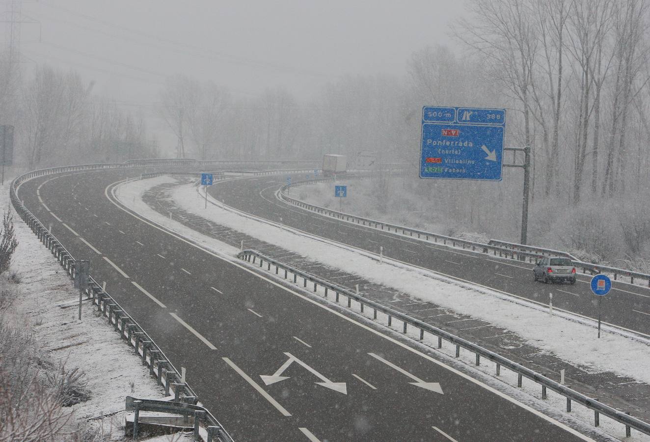 La autovía A6 a su paso por Ponferrada, afectada por el temporal de nieve.