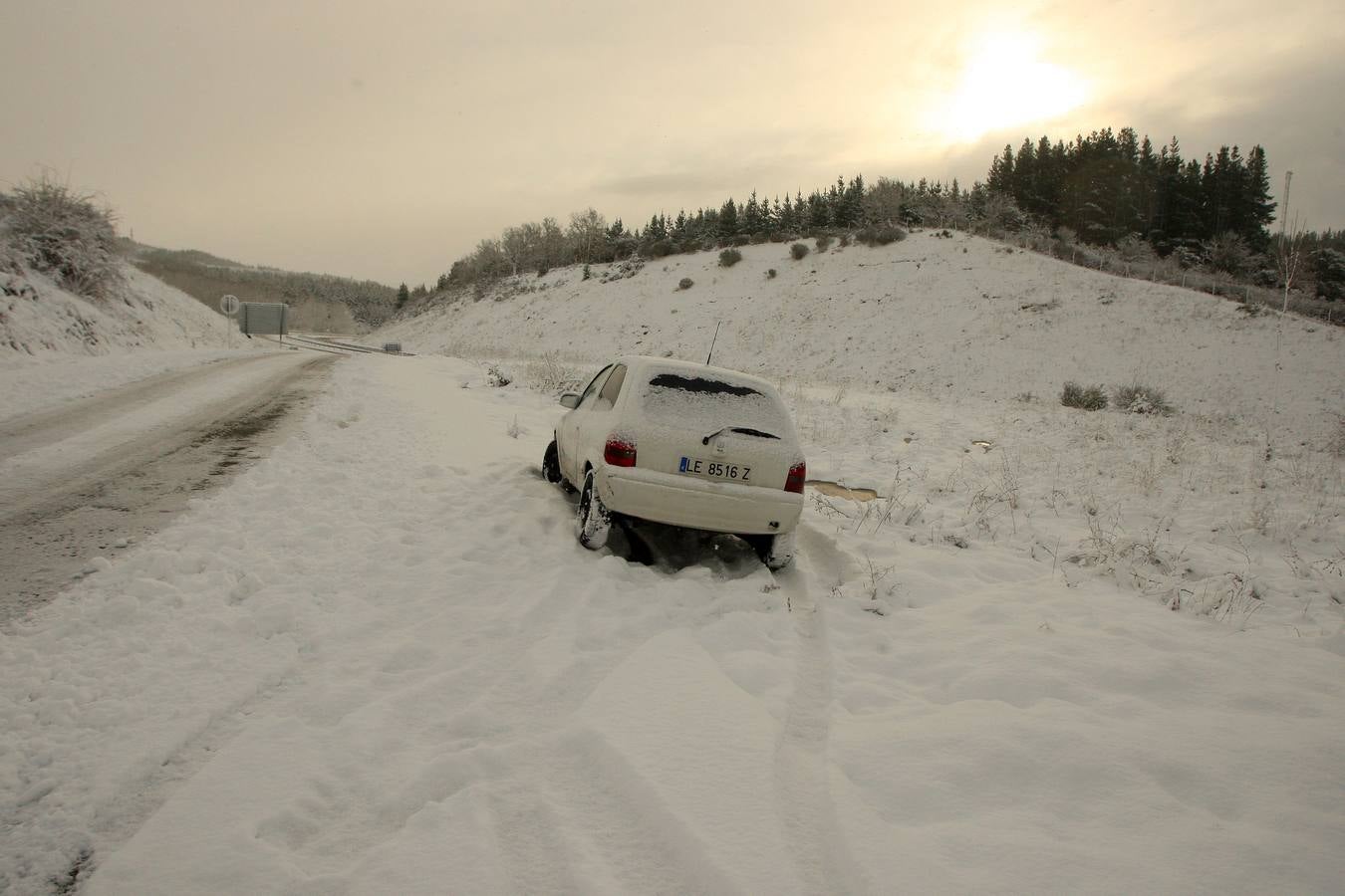 Un coche permanece fuera de la vía en una carretera del Bierzo debido al temporal de nieve.