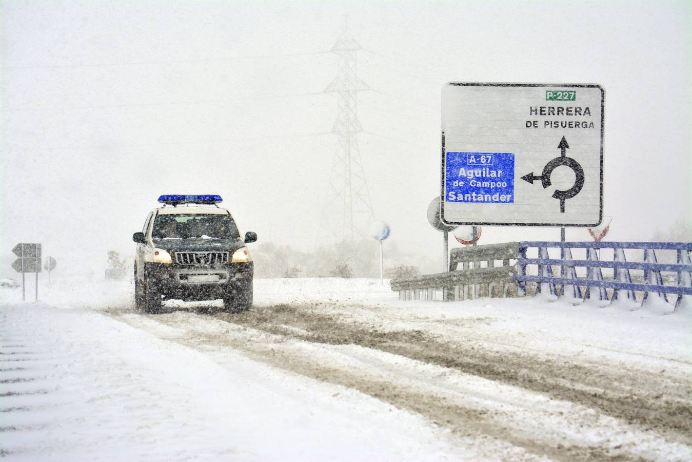 La autovía A-67 ( Palencia -Santander) a la altura de Herrera de Pisuerga ( Palencia ), desde este punto hay que circular con cadenas. A partir del kilómetro 103, en Aguilar de Campoo, se ha cortado la circulación a todo tipo de vehículos debido a la acumulación de nieve en el puerto del Pozazal.