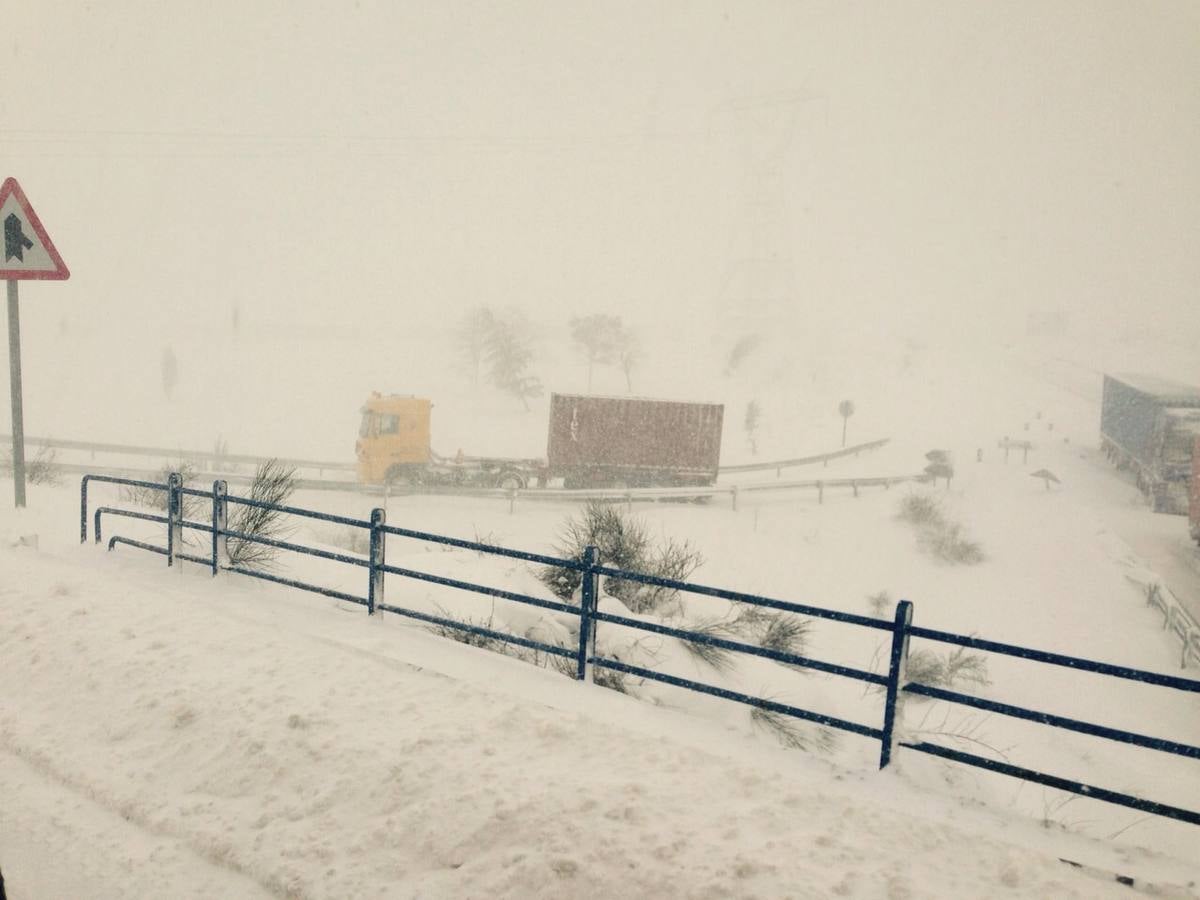 La nieve sigue cayendo en Aguilar de Campoo.