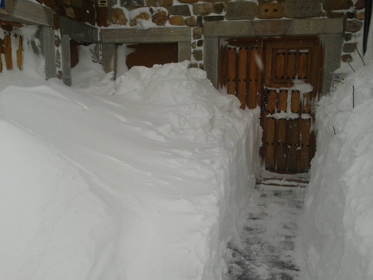 Impresionante nevada en la localidad leonesa de Cofiñal