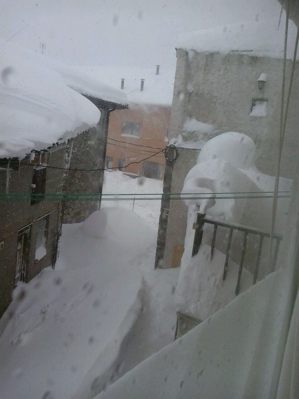 Impresionante nevada en la localidad leonesa de Cofiñal