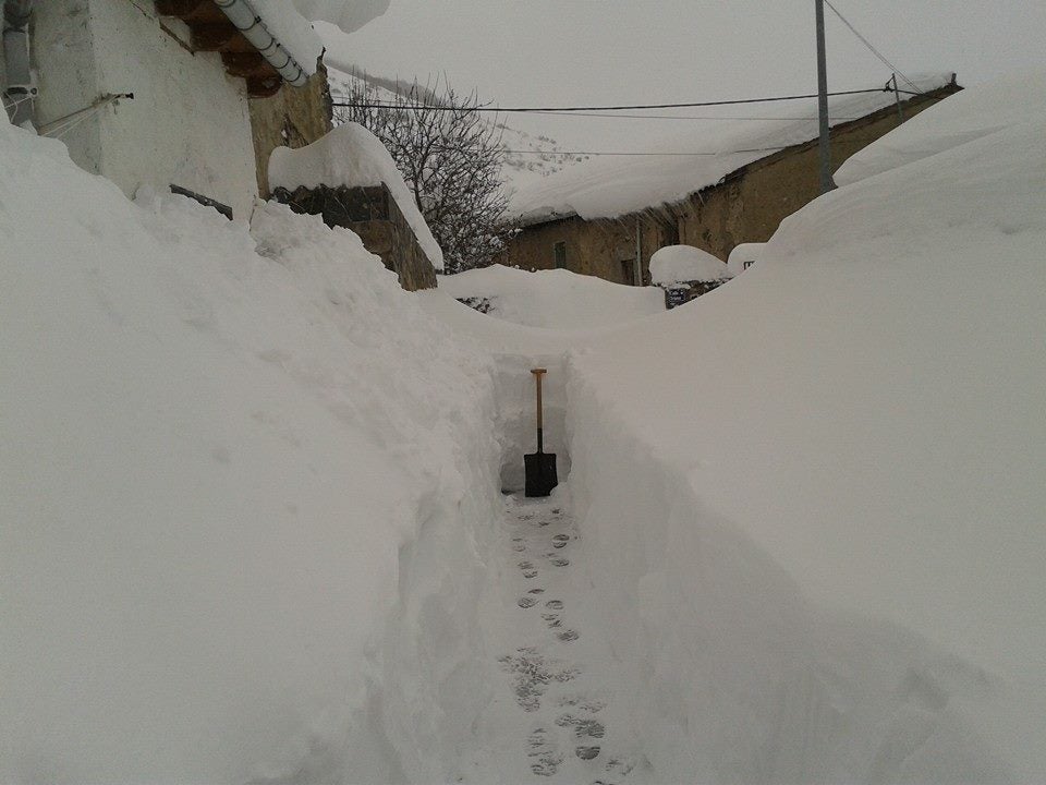 Impresionante nevada en la localidad leonesa de Cofiñal
