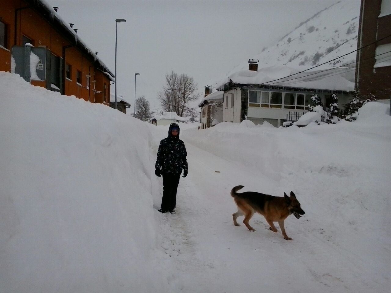 Impresionante nevada en la localidad leonesa de Cofiñal
