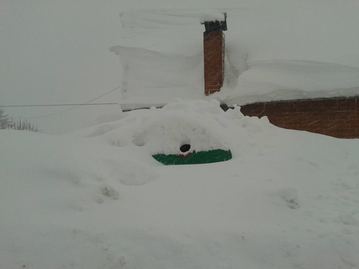 Impresionante nevada en la localidad leonesa de Cofiñal