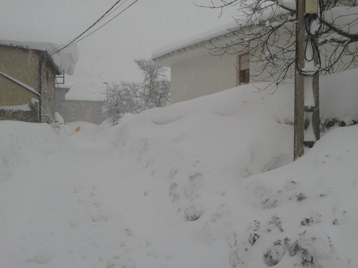 Impresionante nevada en la localidad leonesa de Cofiñal