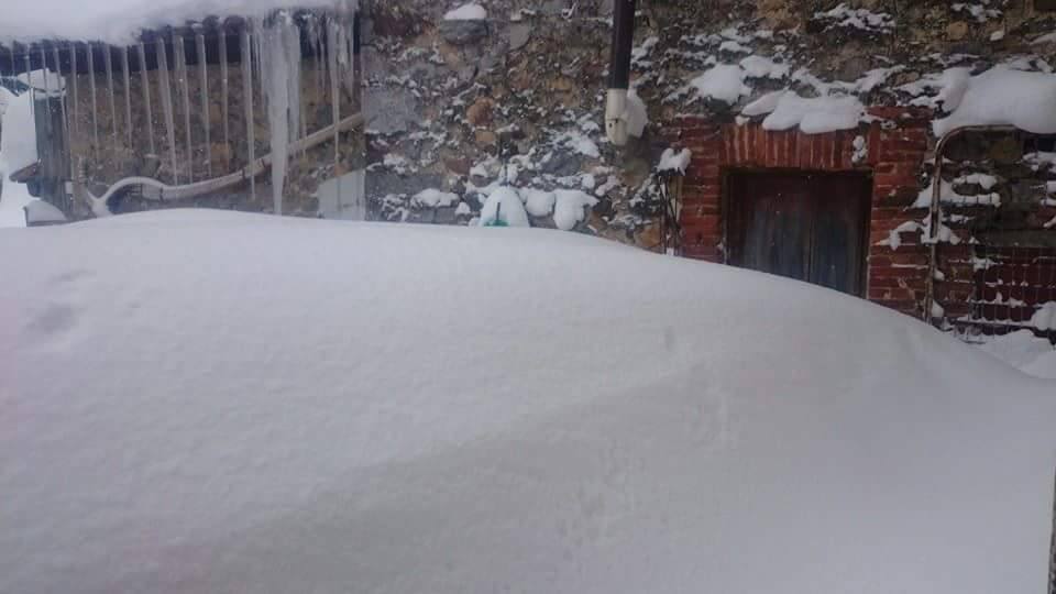Cuarto día de nevadas en la localidad leonesa de Puebla de Lillo