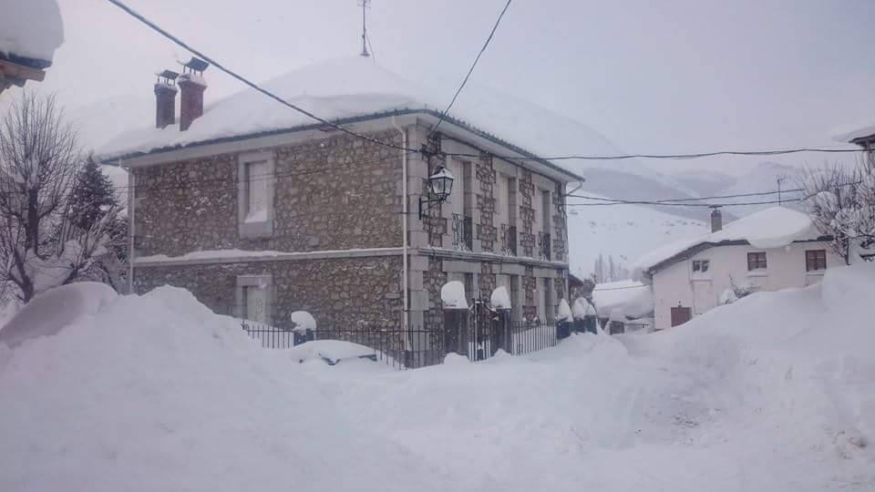 Cuarto día de nevadas en la localidad leonesa de Puebla de Lillo