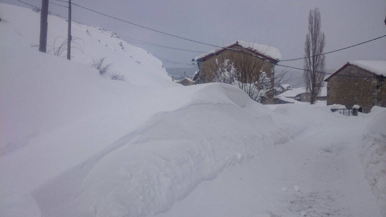 Cuarto día de nevadas en la localidad leonesa de Puebla de Lillo