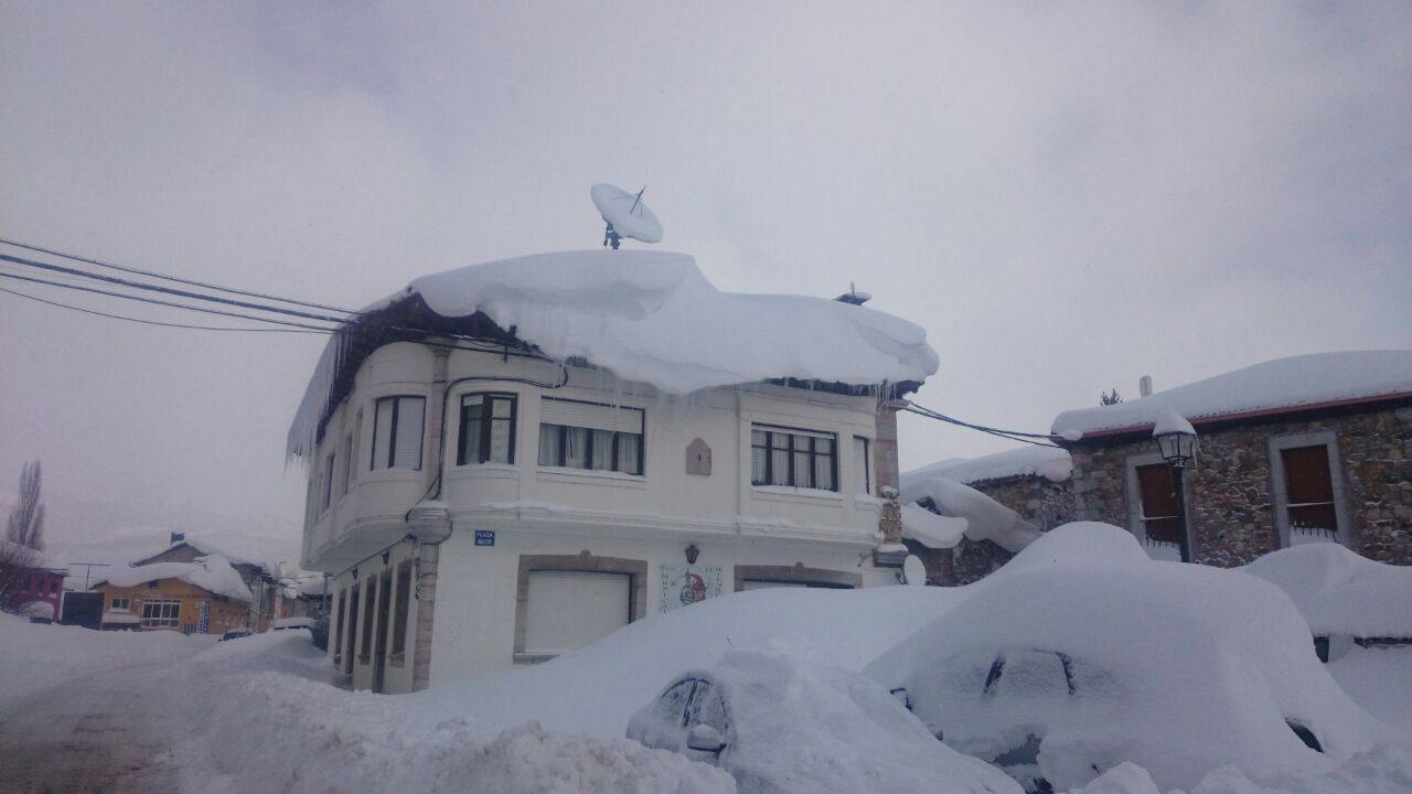 Cuarto día de nevadas en la localidad leonesa de Puebla de Lillo