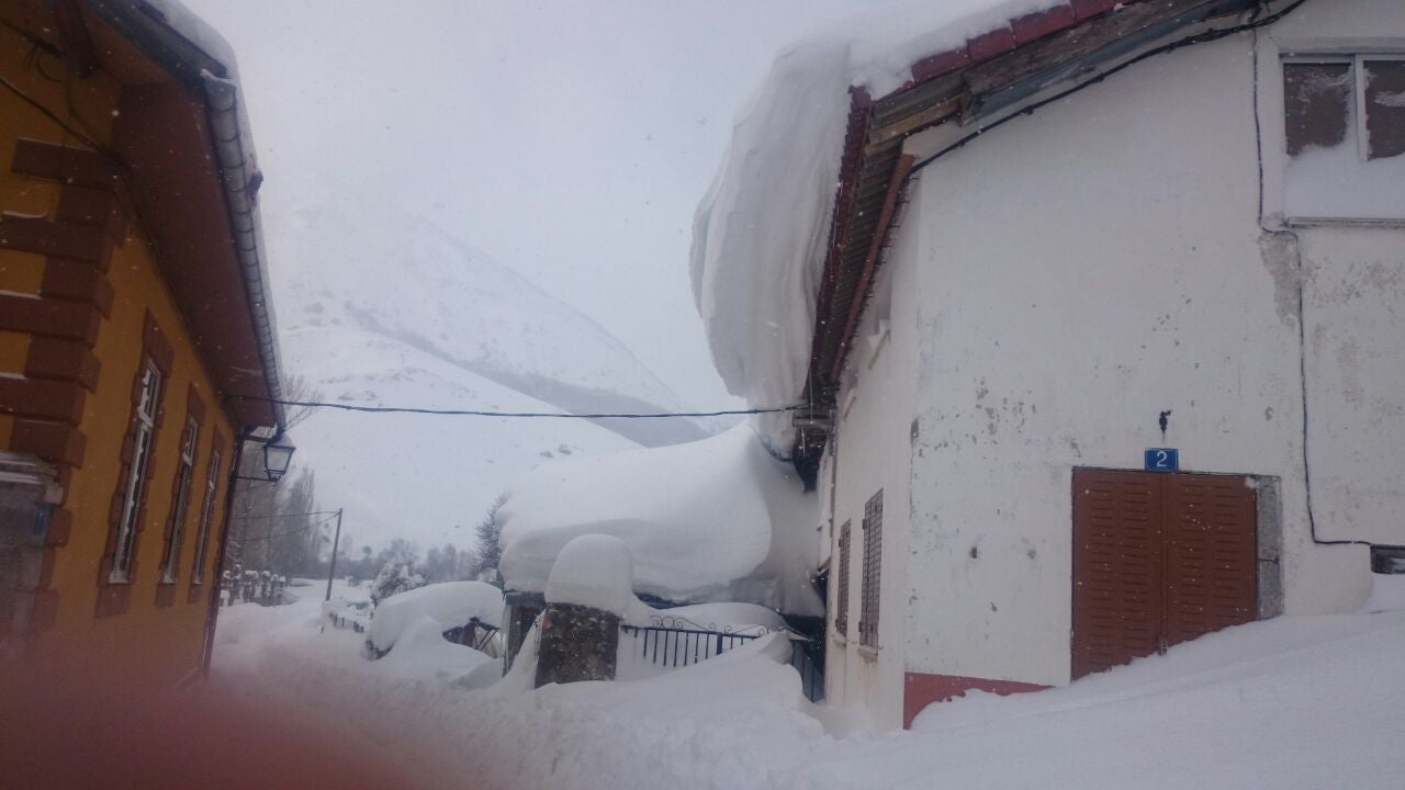 Cuarto día de nevadas en la localidad leonesa de Puebla de Lillo