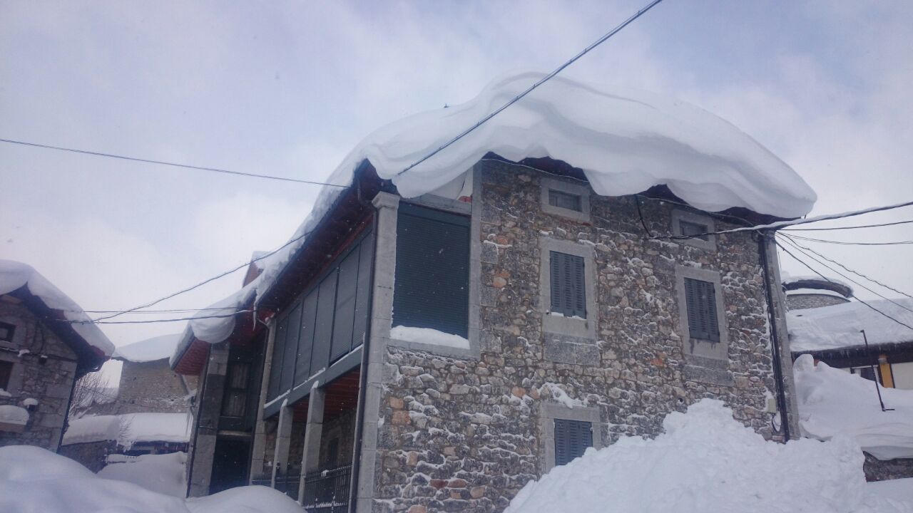 Cuarto día de nevadas en la localidad leonesa de Puebla de Lillo