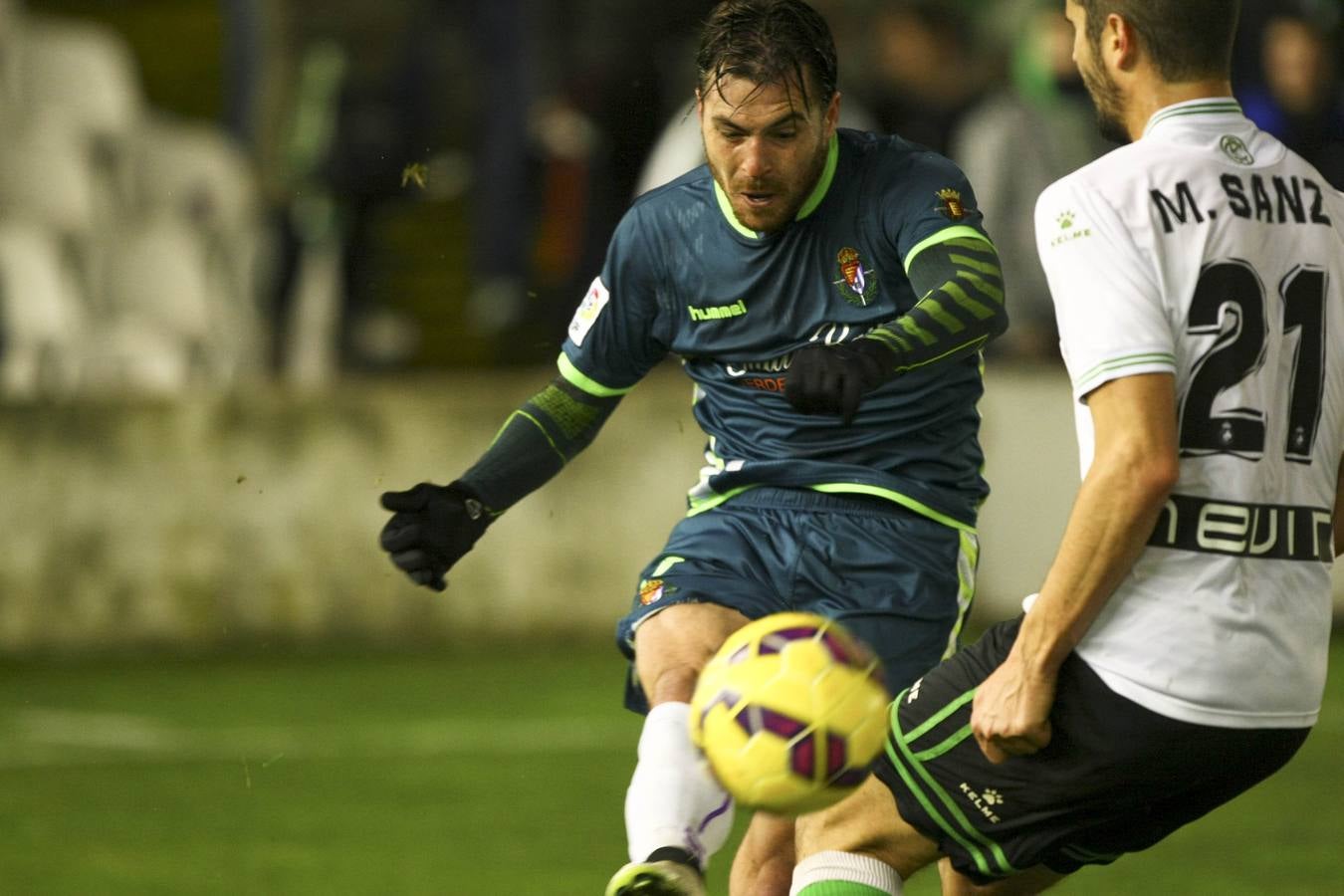 Partido de fútbol entre el Racing de Santander y el Real Valladolid (1-4)