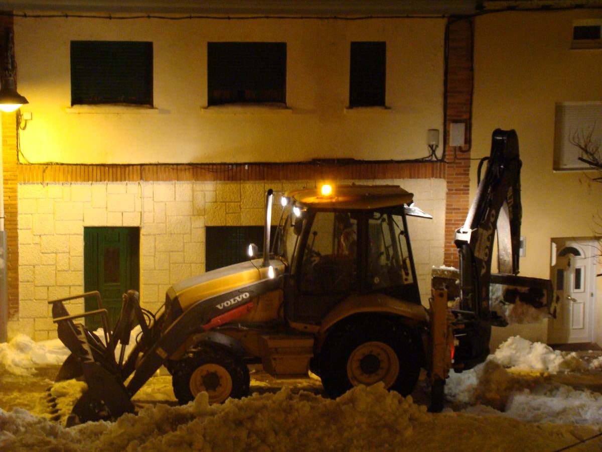 La nieve todavía protagoniza la vida en Aguilar de Campoo (Palencia)