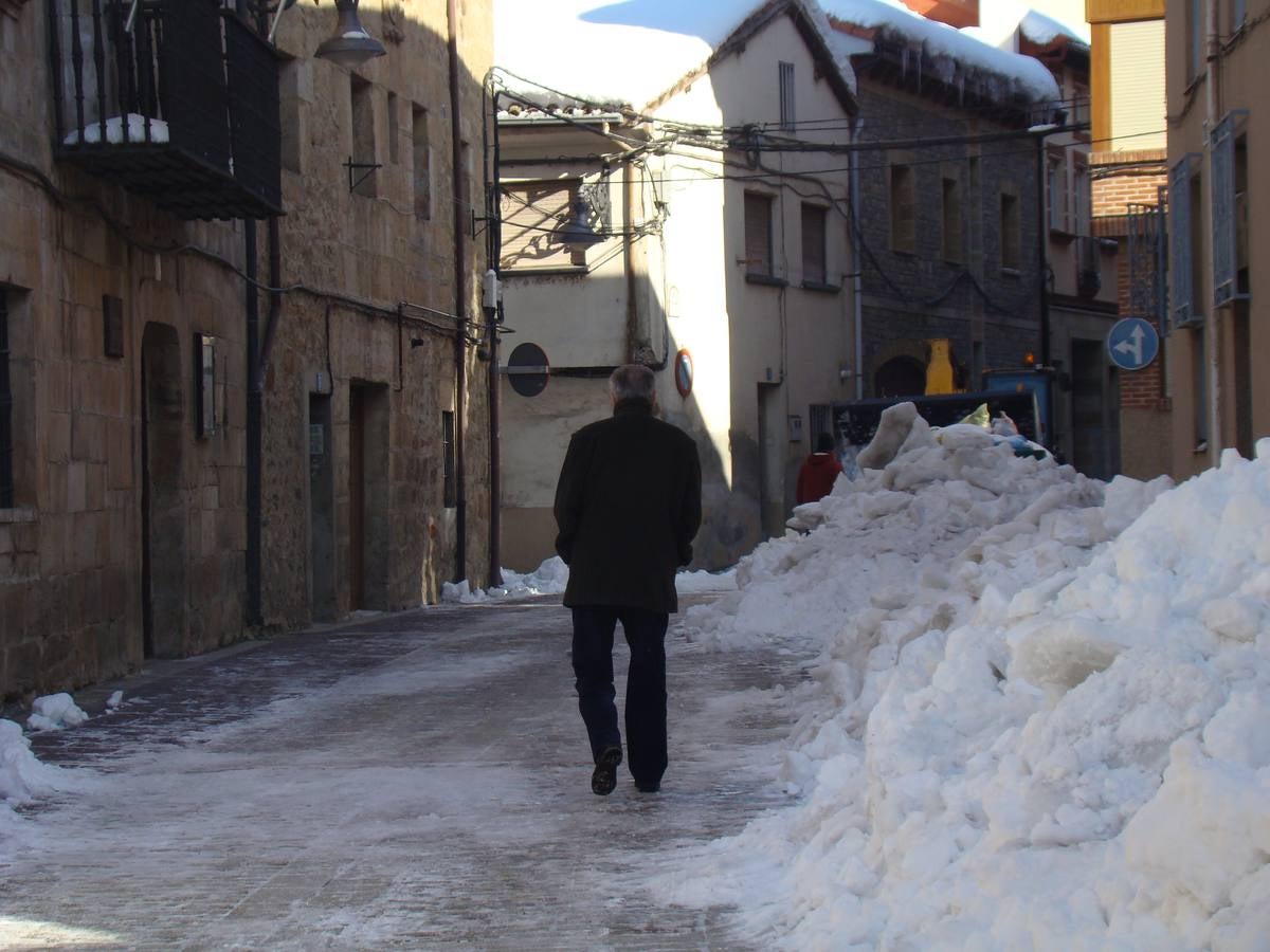 La nieve todavía protagoniza la vida en Aguilar de Campoo (Palencia)