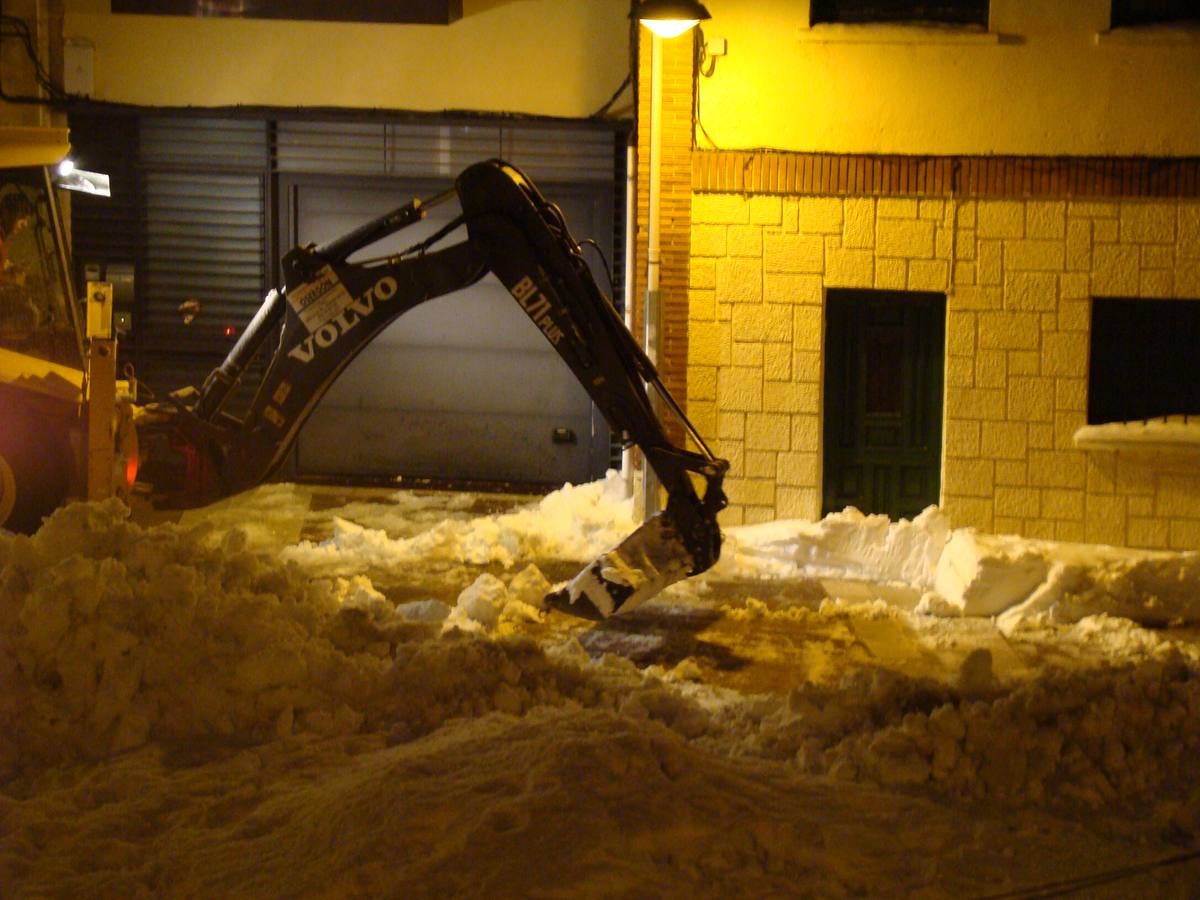 La nieve todavía protagoniza la vida en Aguilar de Campoo (Palencia)