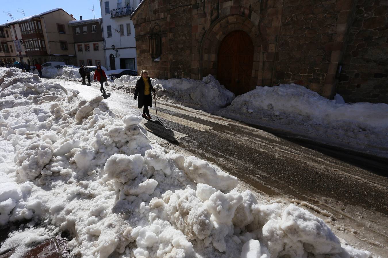 La calle principal de Barruelo de Santullán.