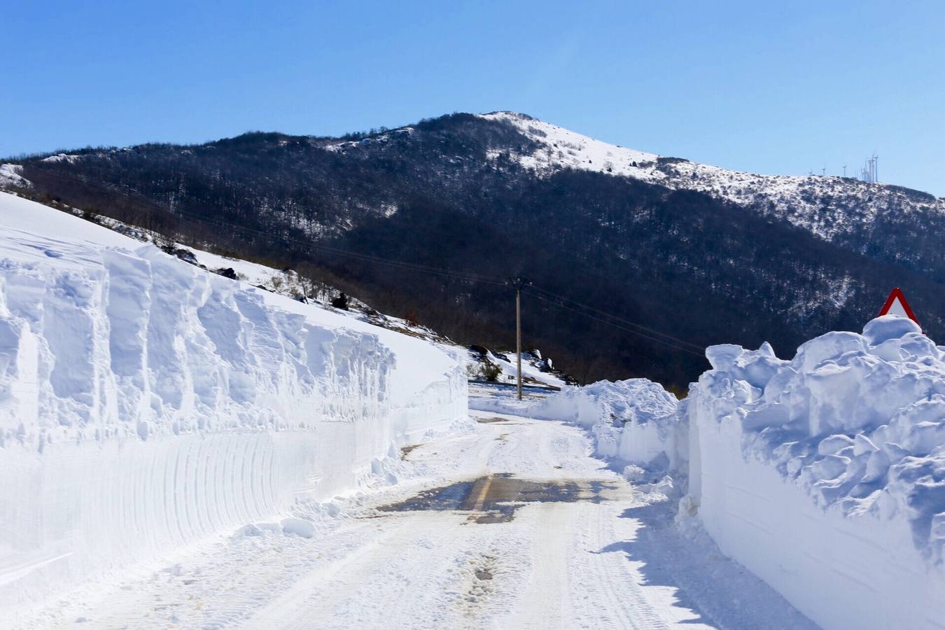 Carretera de Brañosera a Salcedillo.