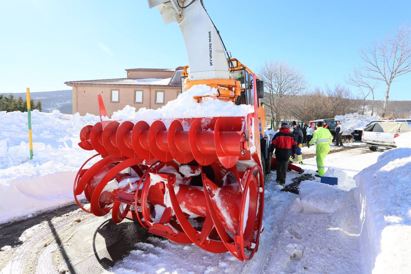 Una fresadora llegada del Pirineos catalán abre camino en la localidad palentino de Salcedillo incomunicada hasta ese momento.