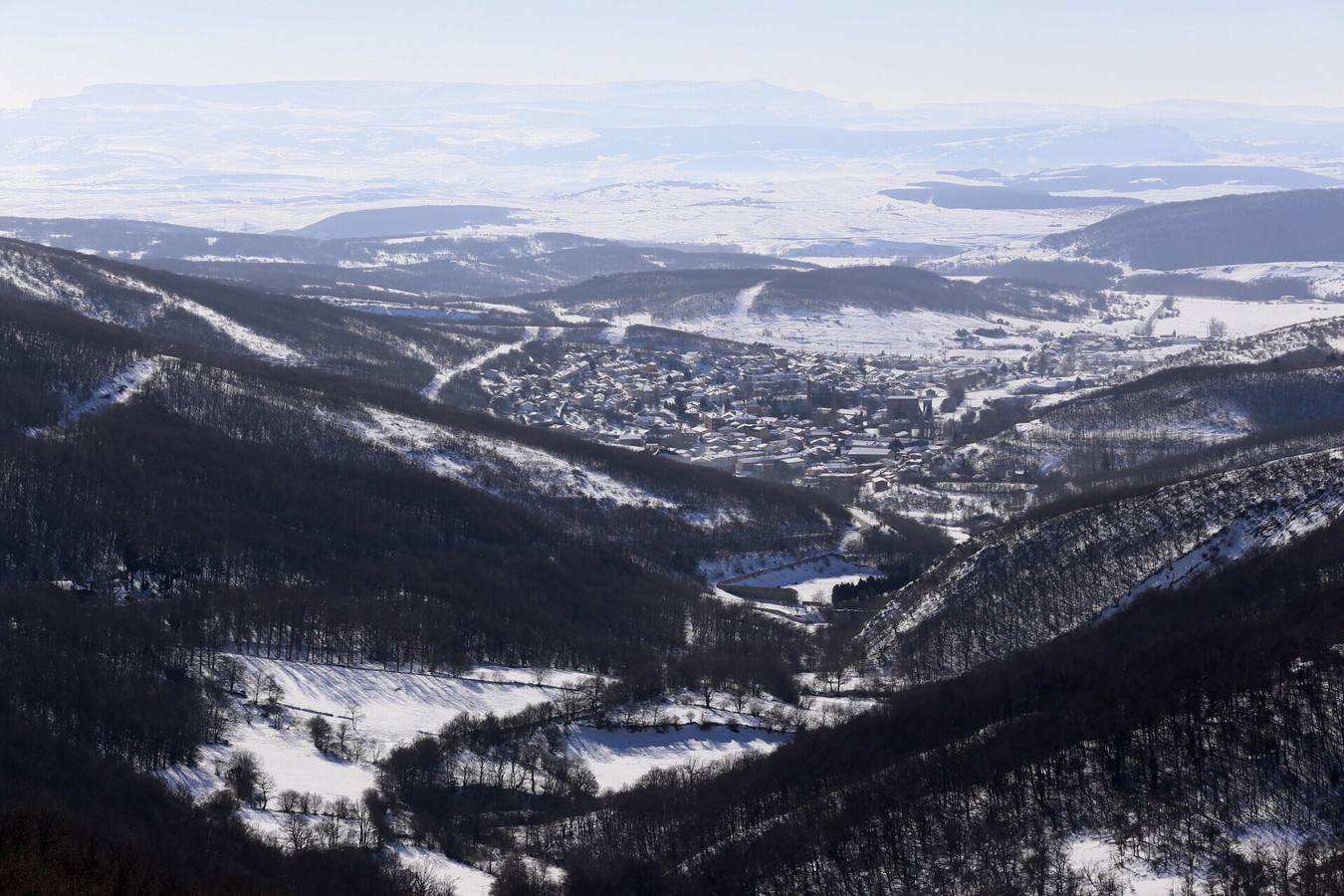 Panorámica del valle de la Braña y Santullán, al fondo la localidad de Barruelo de Santullán.