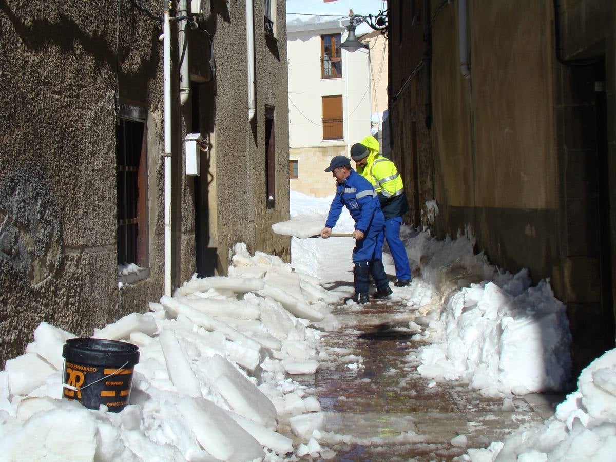 Aguilar de Campoo y Guardo trabajan para limpiar las toneladas de nieve acumuladas en sus calles