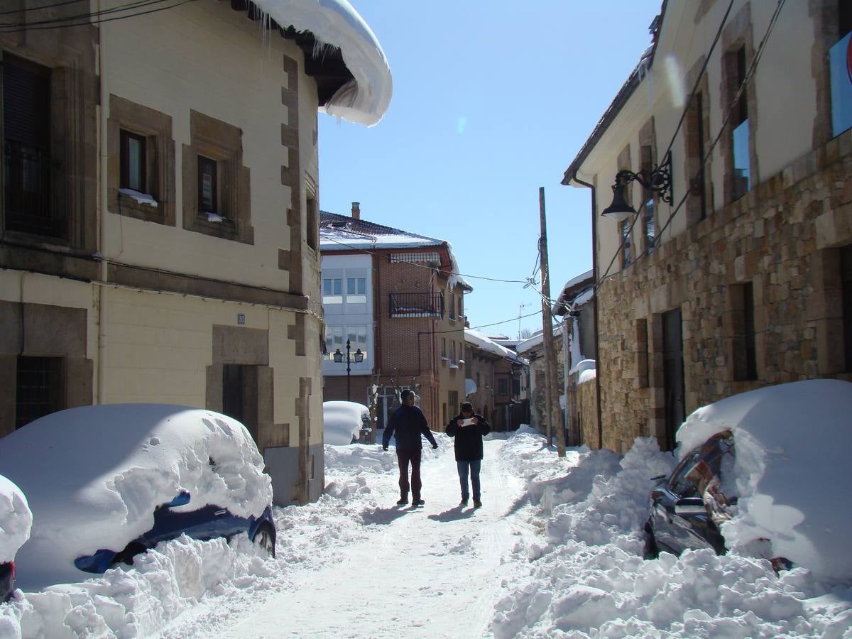 Aguilar de Campoo y Guardo trabajan para limpiar las toneladas de nieve acumuladas en sus calles