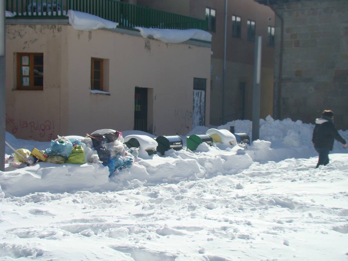 Aguilar de Campoo y Guardo trabajan para limpiar las toneladas de nieve acumuladas en sus calles