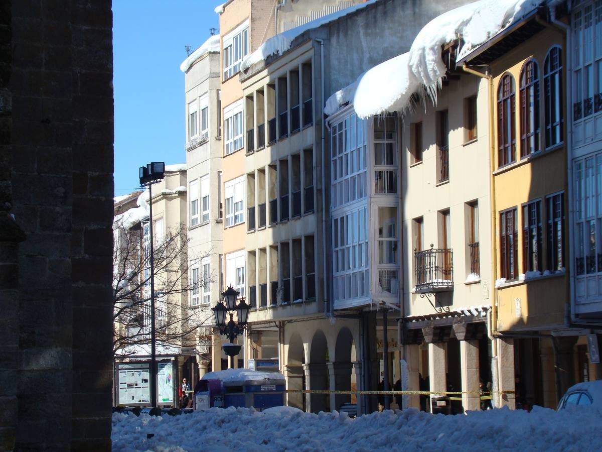 Aguilar de Campoo y Guardo trabajan para limpiar las toneladas de nieve acumuladas en sus calles