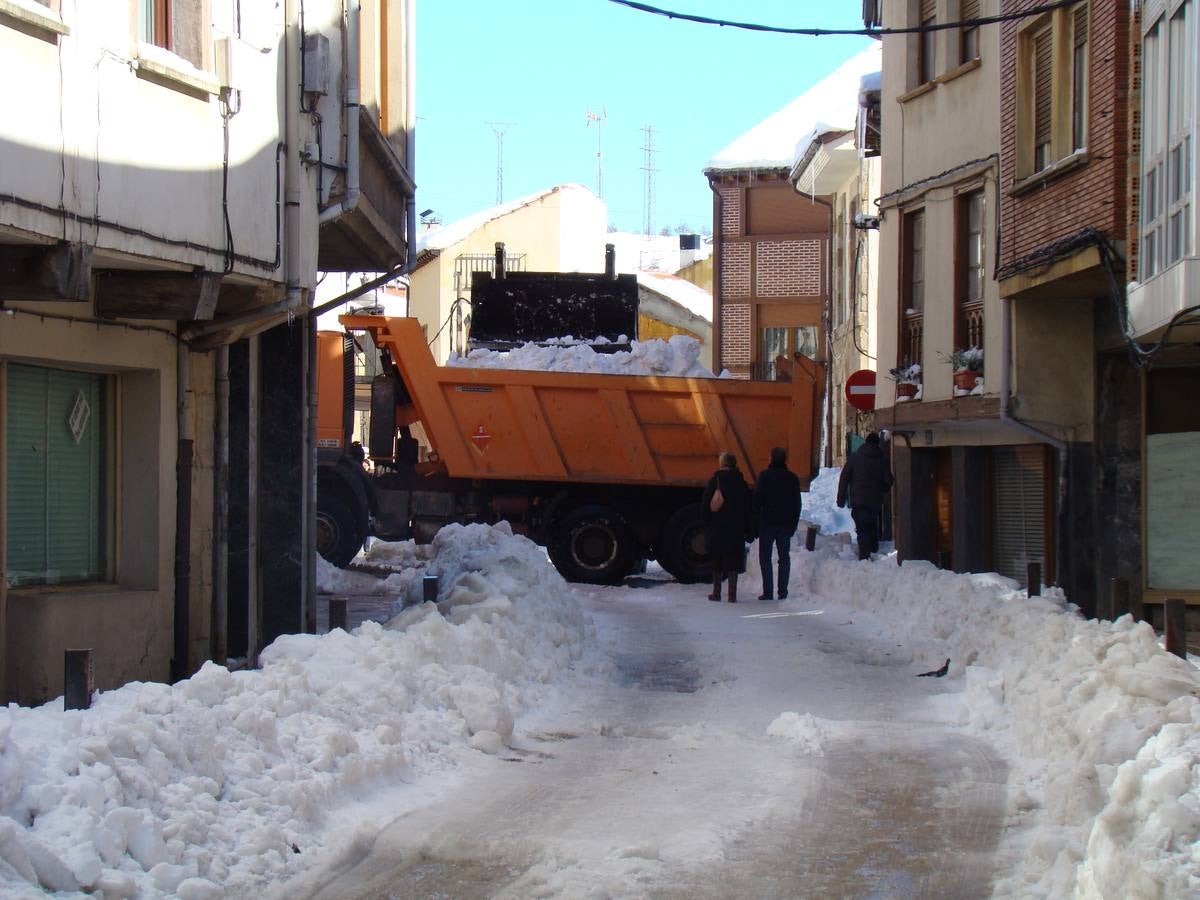 Aguilar de Campoo y Guardo trabajan para limpiar las toneladas de nieve acumuladas en sus calles