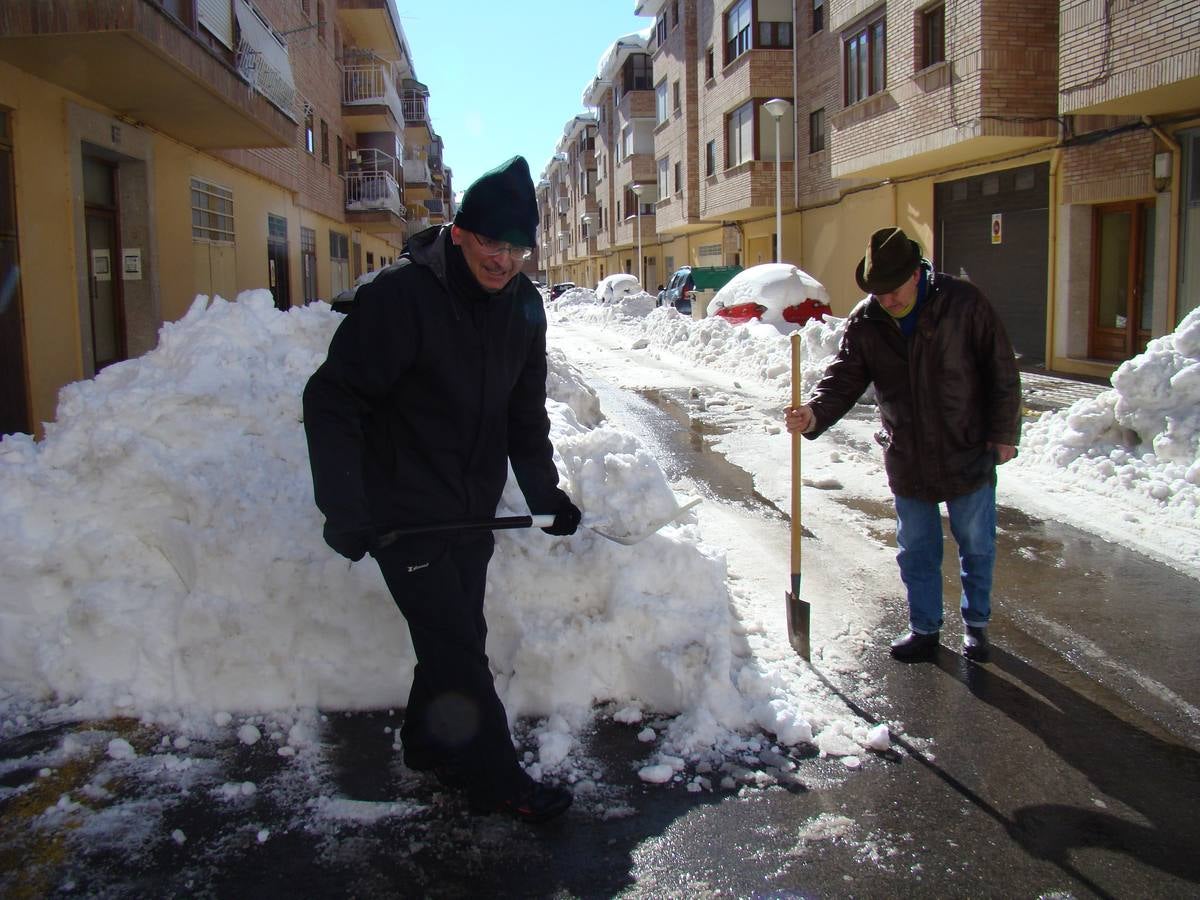 Aguilar de Campoo y Guardo trabajan para limpiar las toneladas de nieve acumuladas en sus calles