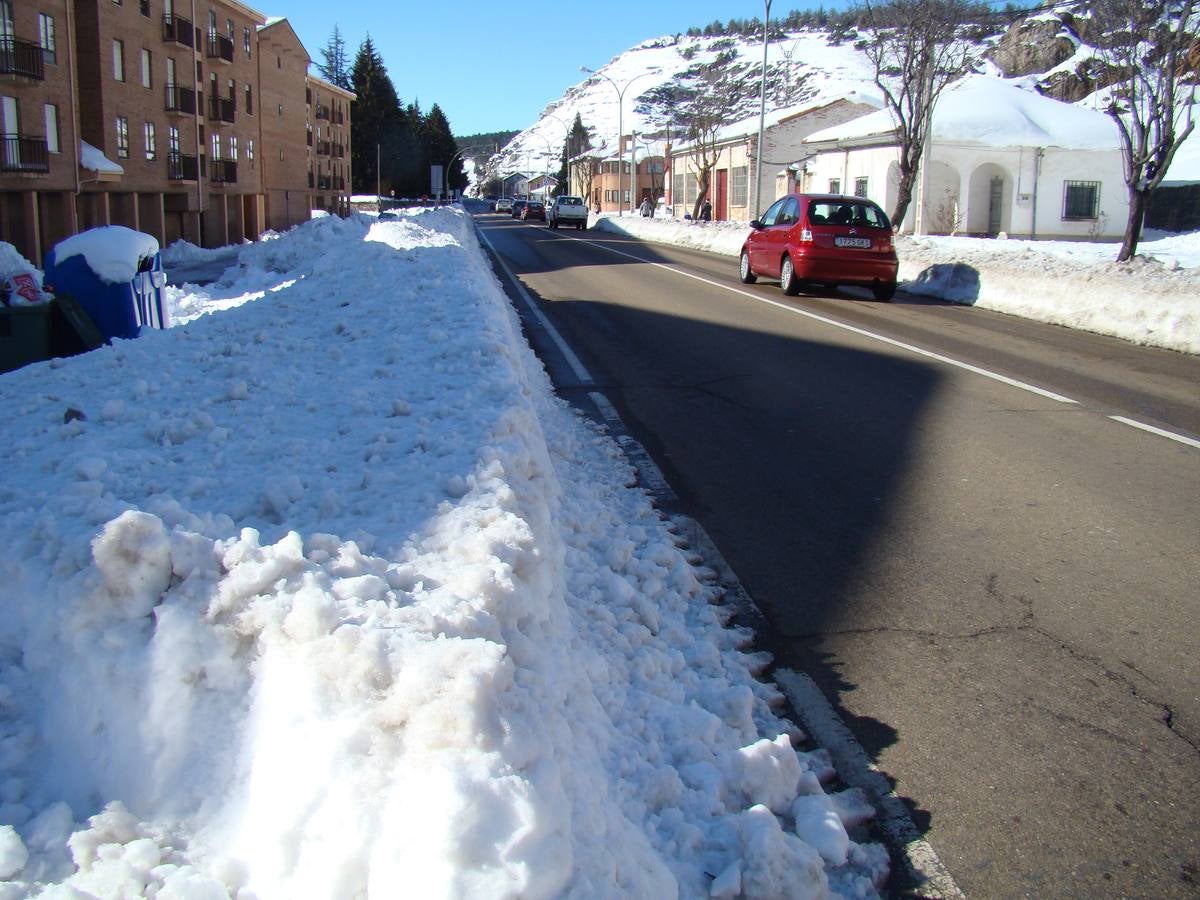 Aguilar de Campoo y Guardo trabajan para limpiar las toneladas de nieve acumuladas en sus calles