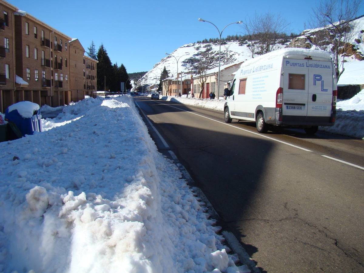 Aguilar de Campoo y Guardo trabajan para limpiar las toneladas de nieve acumuladas en sus calles