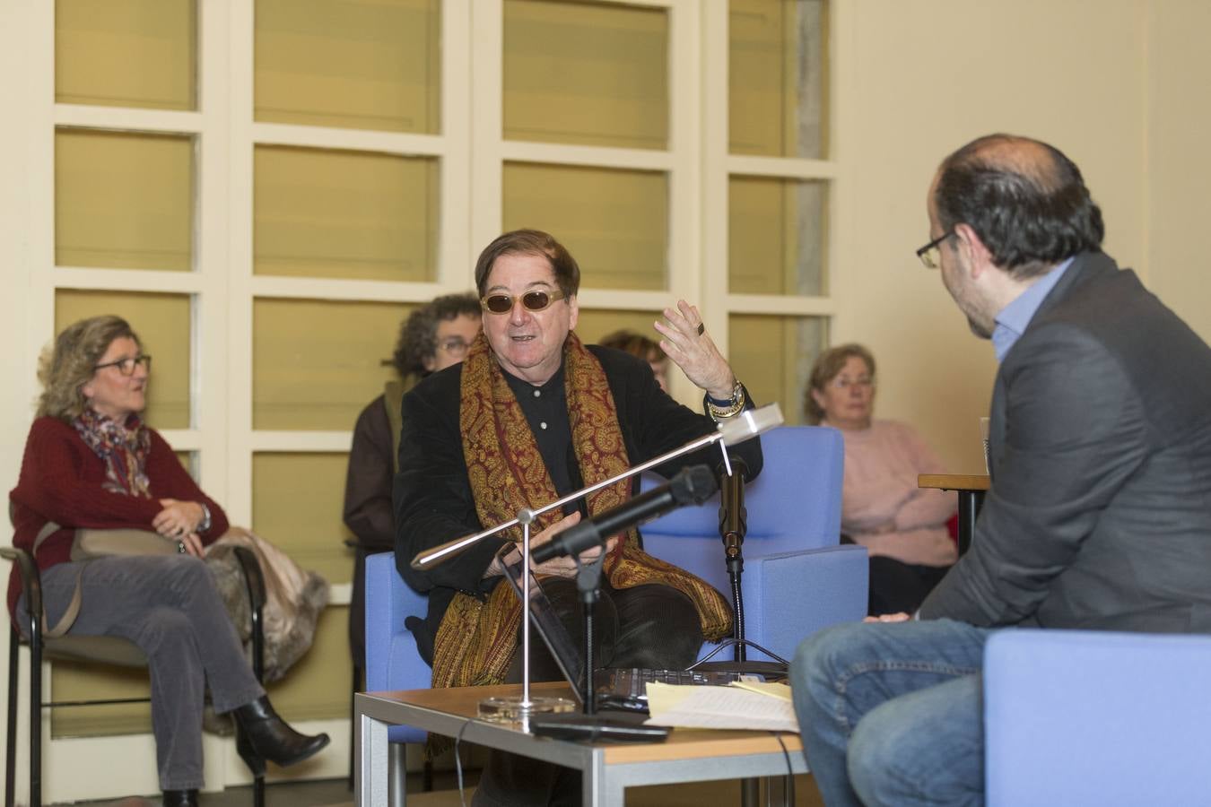 Luis Antonio de Villena en el ciclo de conferencias &#039;Bibliotecas de escritores&#039;