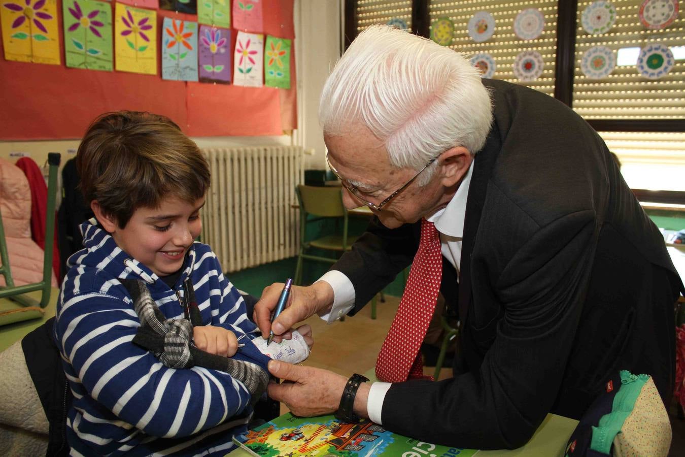 El fundador de Mensajeros por la Paz recoge un cheque solidario en el CRA de Peñafiel (Valladolid)