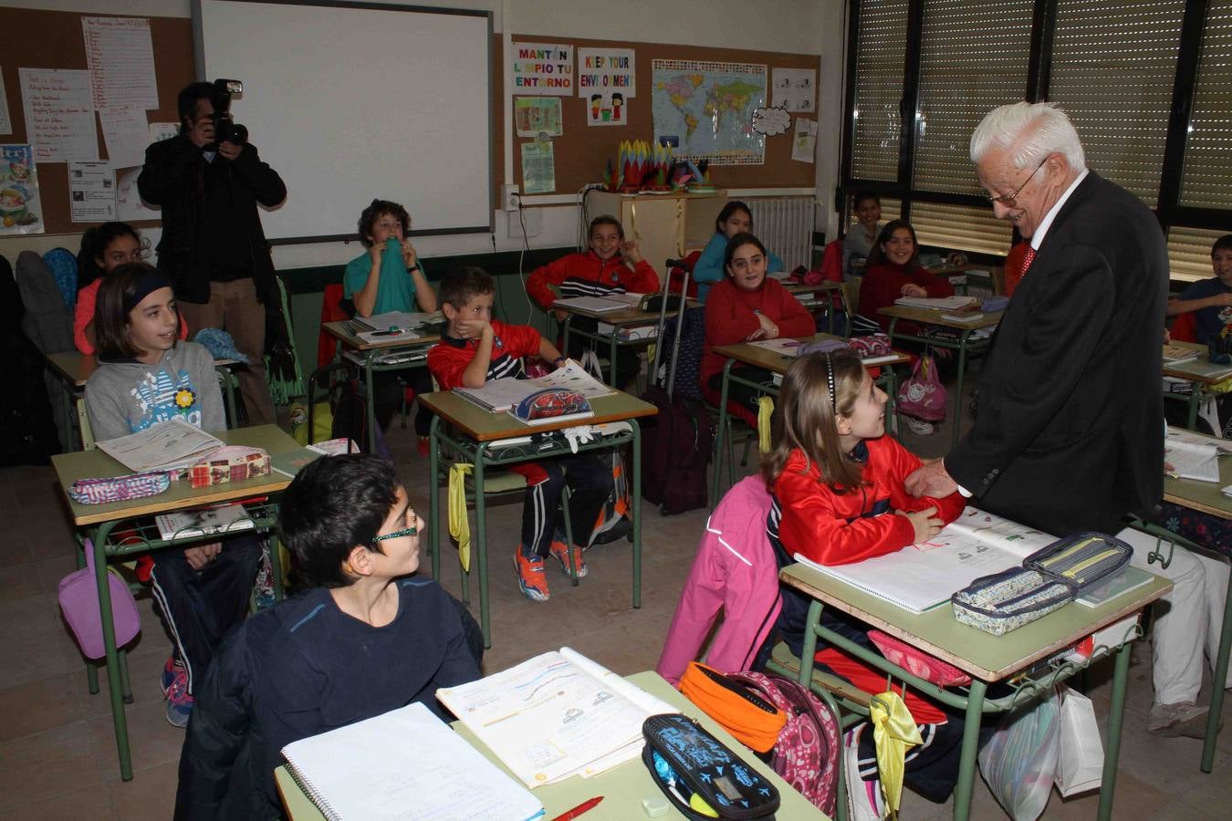 El fundador de Mensajeros por la Paz recoge un cheque solidario en el CRA de Peñafiel (Valladolid)