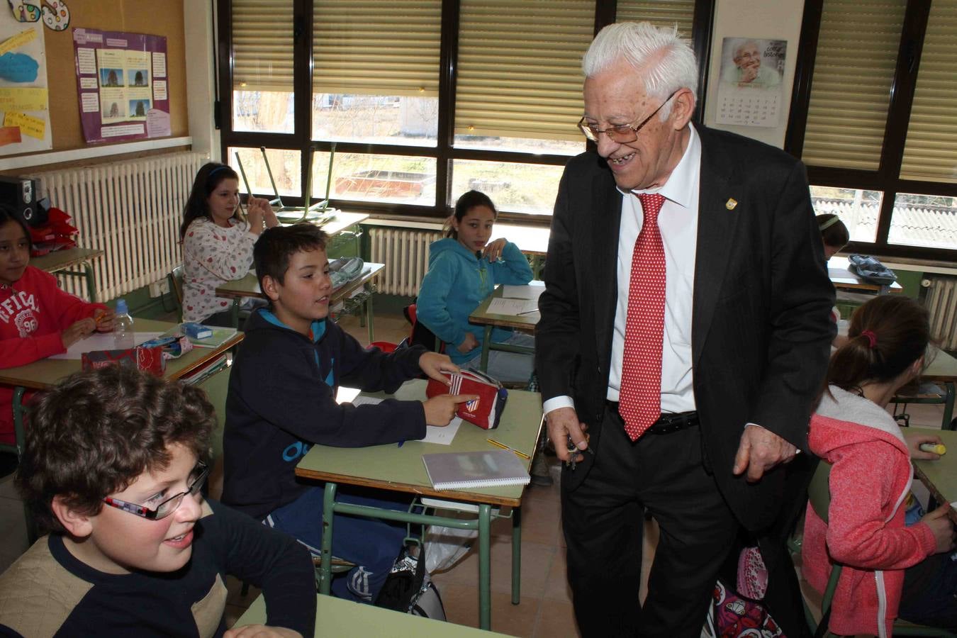 El fundador de Mensajeros por la Paz recoge un cheque solidario en el CRA de Peñafiel (Valladolid)