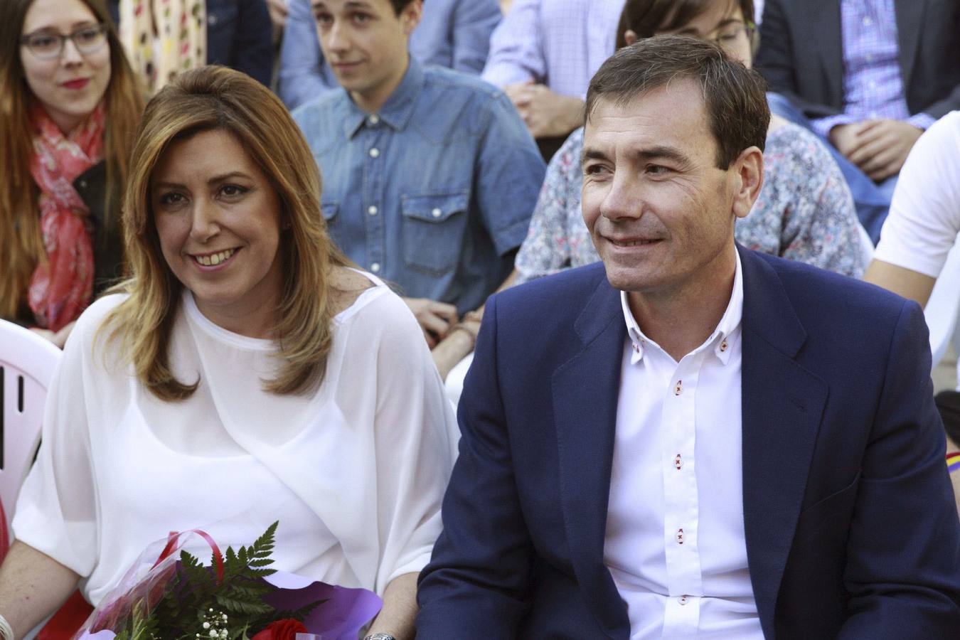 La presidenta de la Junta de Andalucía, Susana Díaz (i), junto a Tomás Gómez en la Fiesta de la Rosa en Madrid el año pasado.