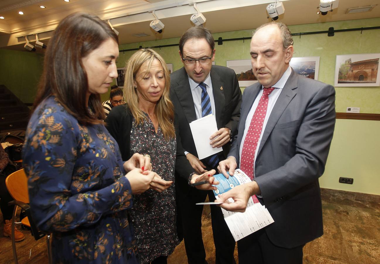 Ana Asenjo, Carmen Fernández Caballero, Alfonso Polanco y José María Hernández contemplan una tarjeta de la nueva aplicación sobre turismo en la presentación de la oferta de Palencia Turismo en la Feria Internacional de Turismo de Interior