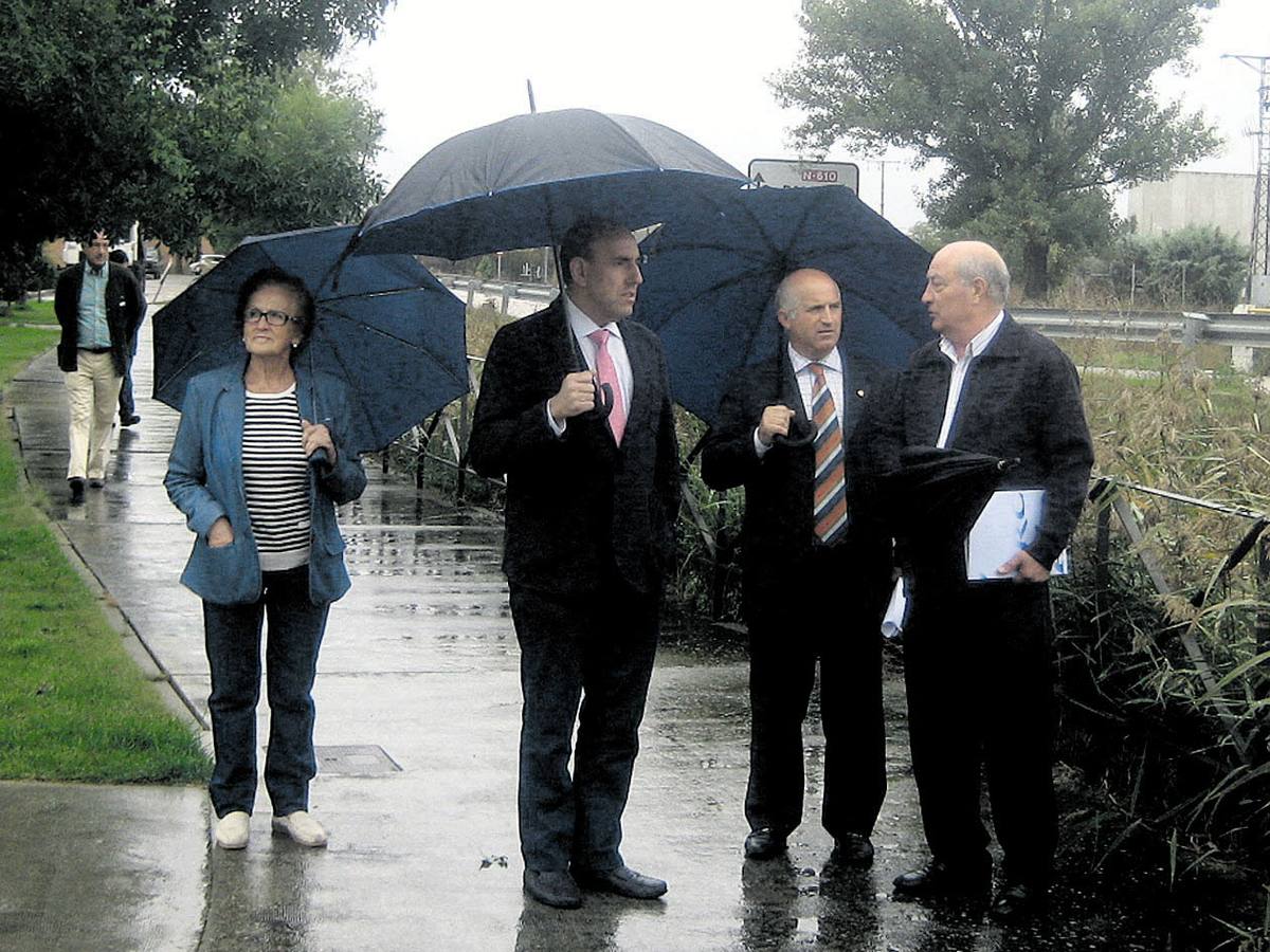 El presidente, José María Hernández, en el centro, en una visita a una obra de los Planes Provinciales