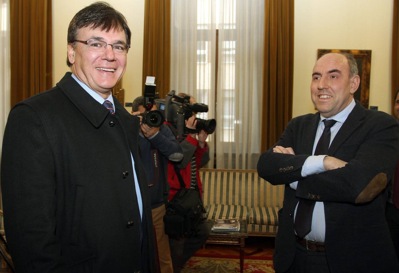 El presidente de la Confederación Hidrográfica del Duero, Juan Ignacio de Diego(I) junto al presidente de la Diputación, José María Hernández(D) en su visita a la diputación de Palencia