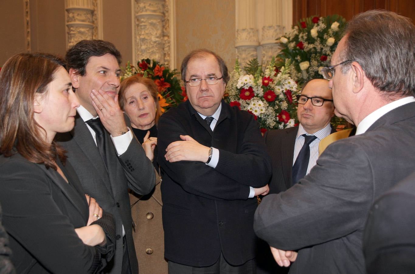 Ana Asenjo, Carlos Fernández Carriedo Celinda Sánchez, Juan Vicente Herrera, Enrique Martín y Antonio Rubio en la capilla ardiente del presidente de José María Hernández, en el Salón de Actos de la Diputación de Palencia.