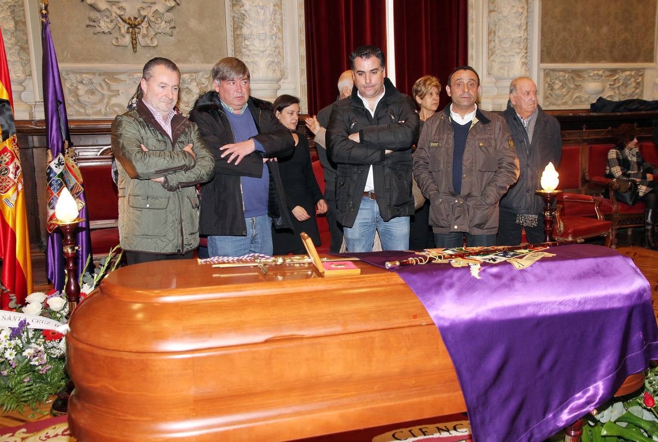 Representantes de ASAJA, con Donaciano Dujo (i) y Honorato Meneses (d) en la capilla ardiente del presidente de José María Hernández, en el Salón de Actos de la Diputación de Palencia.