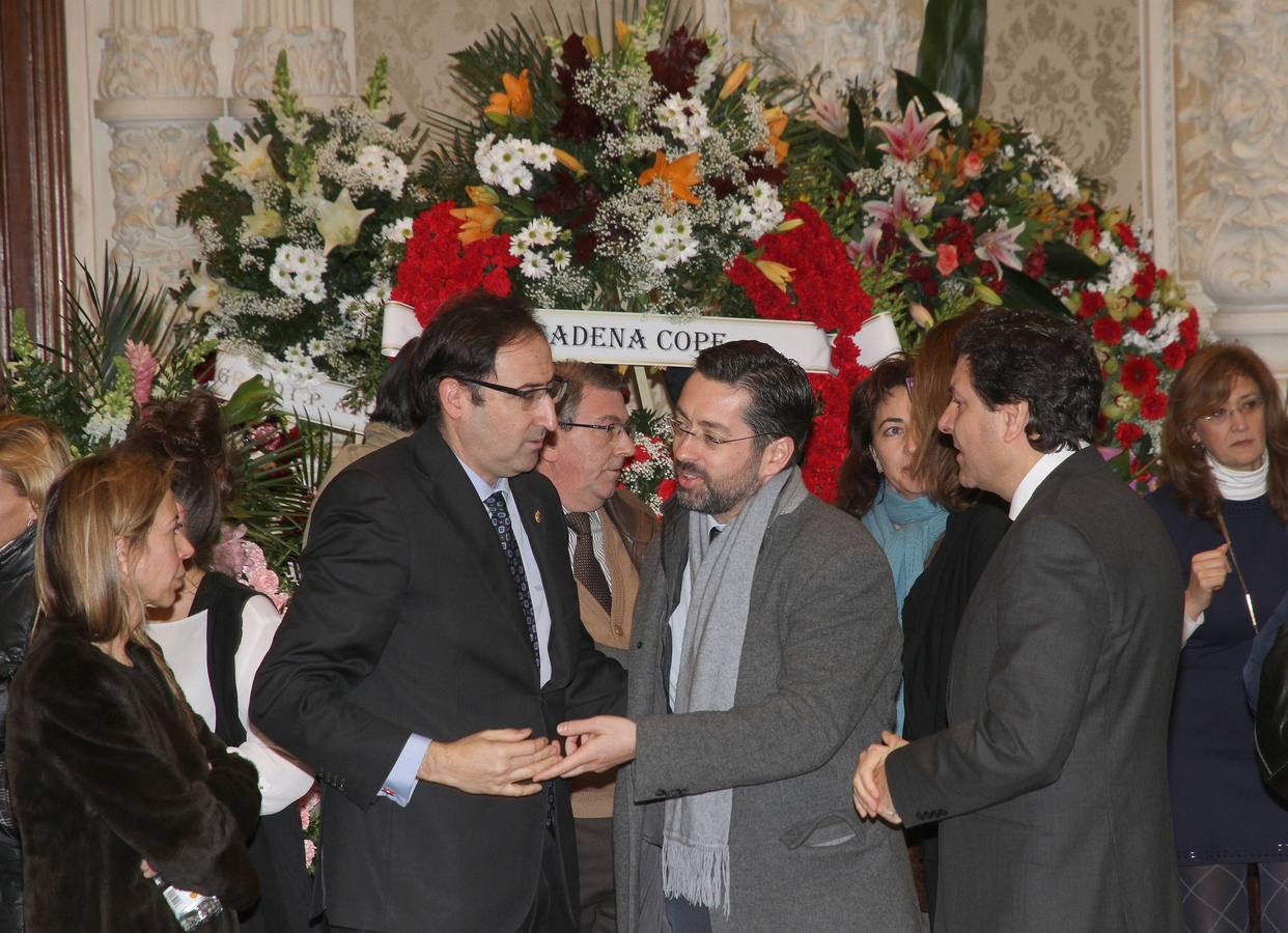 El alcalde de Palencia, Alfonso Polanco; el director general de Radio Televisión Castilla y León, Eduardo Álvarez; y el secretario provincial del PP en Palencia, Carlos Fernández Carriedo, en la capilla ardiente del presidente de José María Hernández, en el Salón de Actos de la Diputación de Palencia.