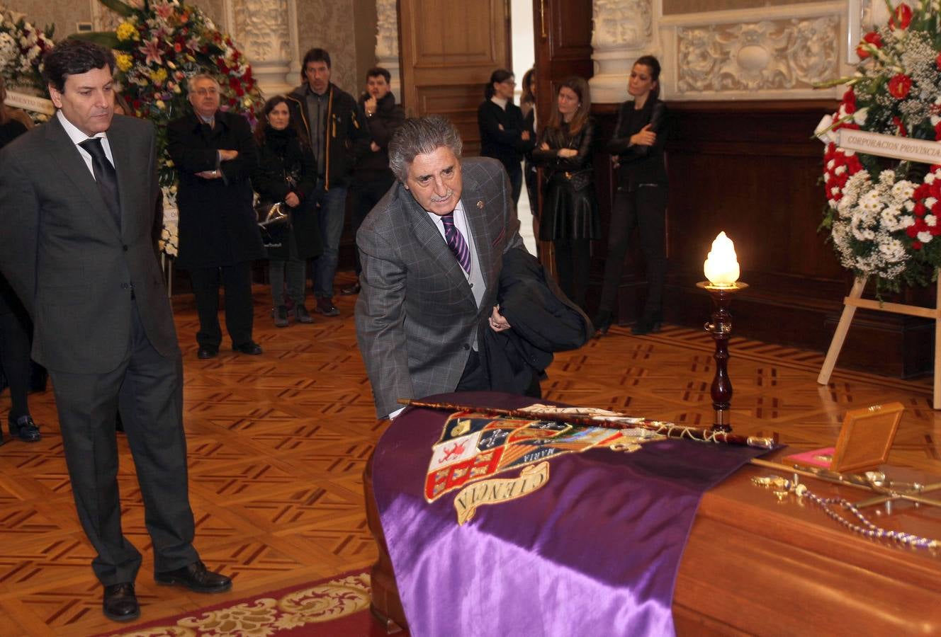 El expresidente de la Diputación Jesús Mañueco y Carlos Fernández Carriedo en la capilla ardiente del presidente de José María Hernández, en el Salón de Actos de la Diputación.