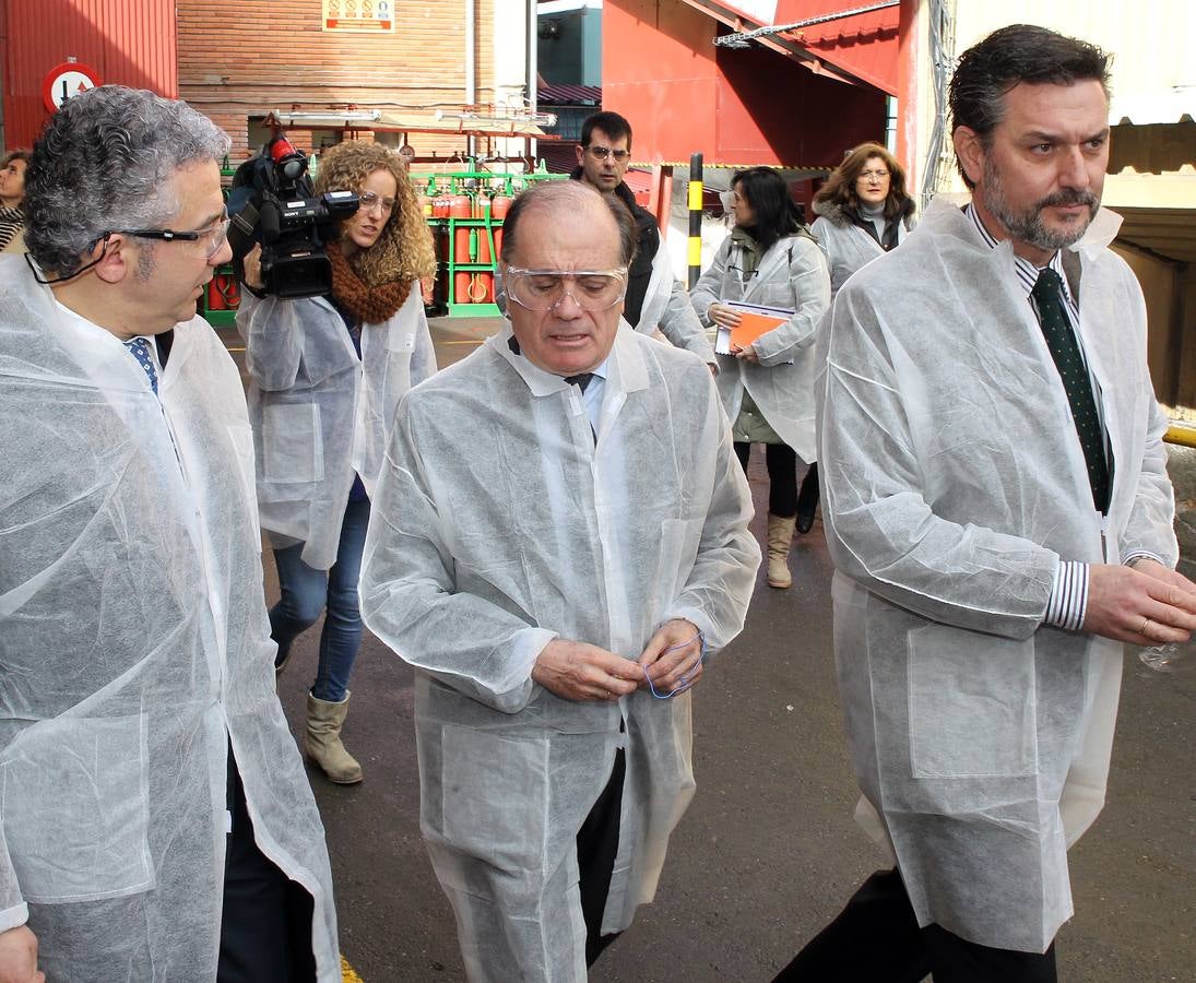 Tomás Villanueva y Silvia Clemente visitan las instalaciones de la fábrica SGD-La Granja Vidriería
