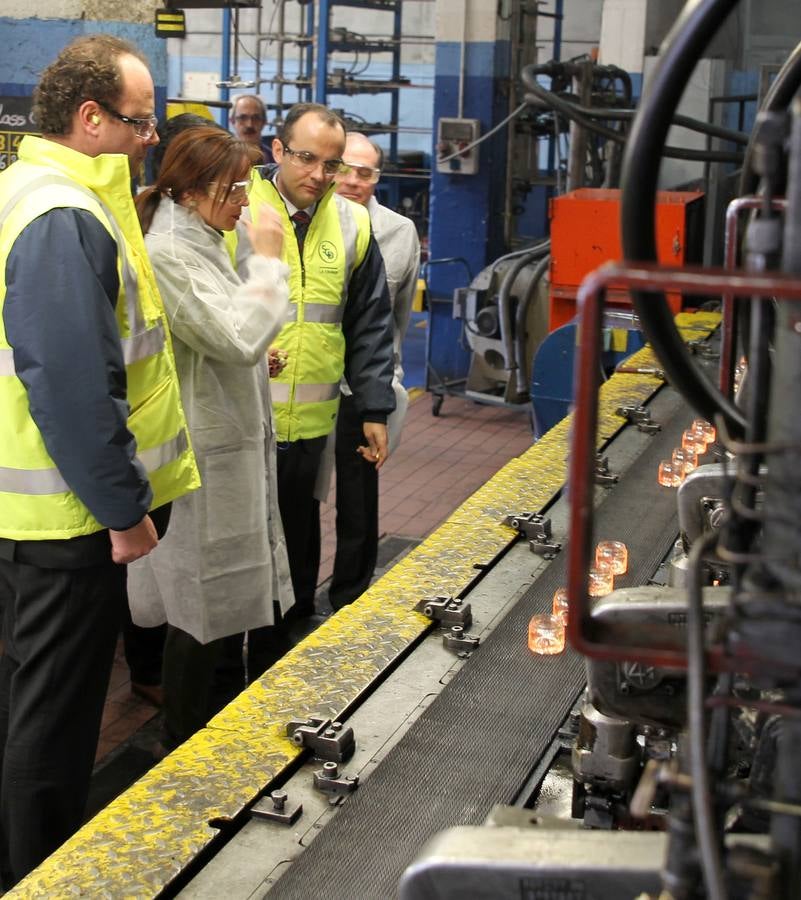 Tomás Villanueva y Silvia Clemente visitan las instalaciones de la fábrica SGD-La Granja Vidriería