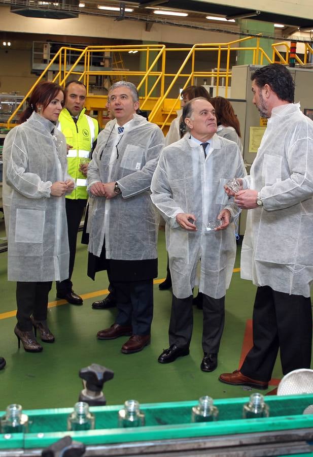 Tomás Villanueva y Silvia Clemente visitan las instalaciones de la fábrica SGD-La Granja Vidriería