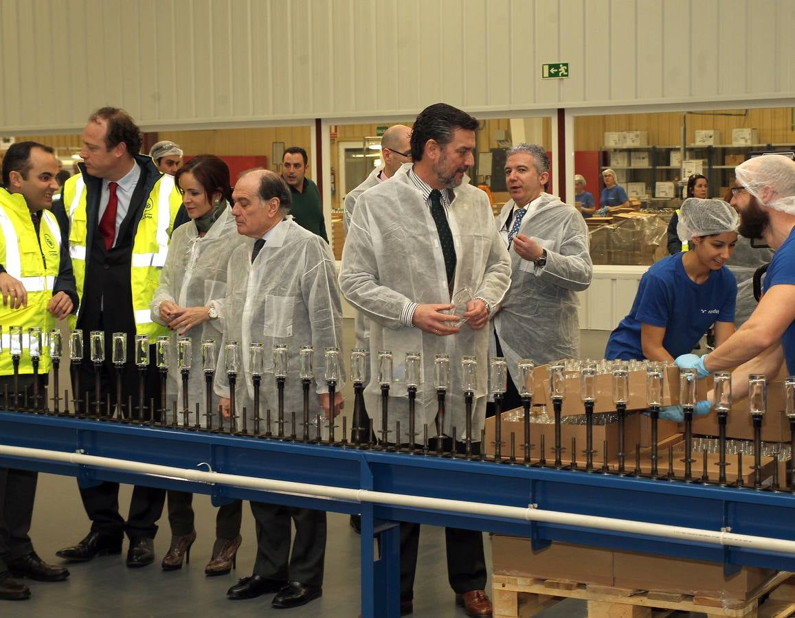 Tomás Villanueva y Silvia Clemente visitan las instalaciones de la fábrica SGD-La Granja Vidriería